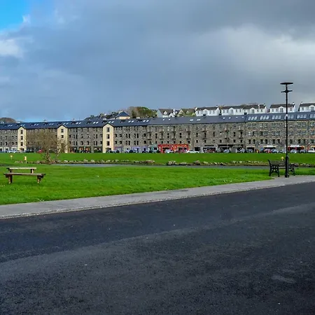12, Sea Wharf Apartment *